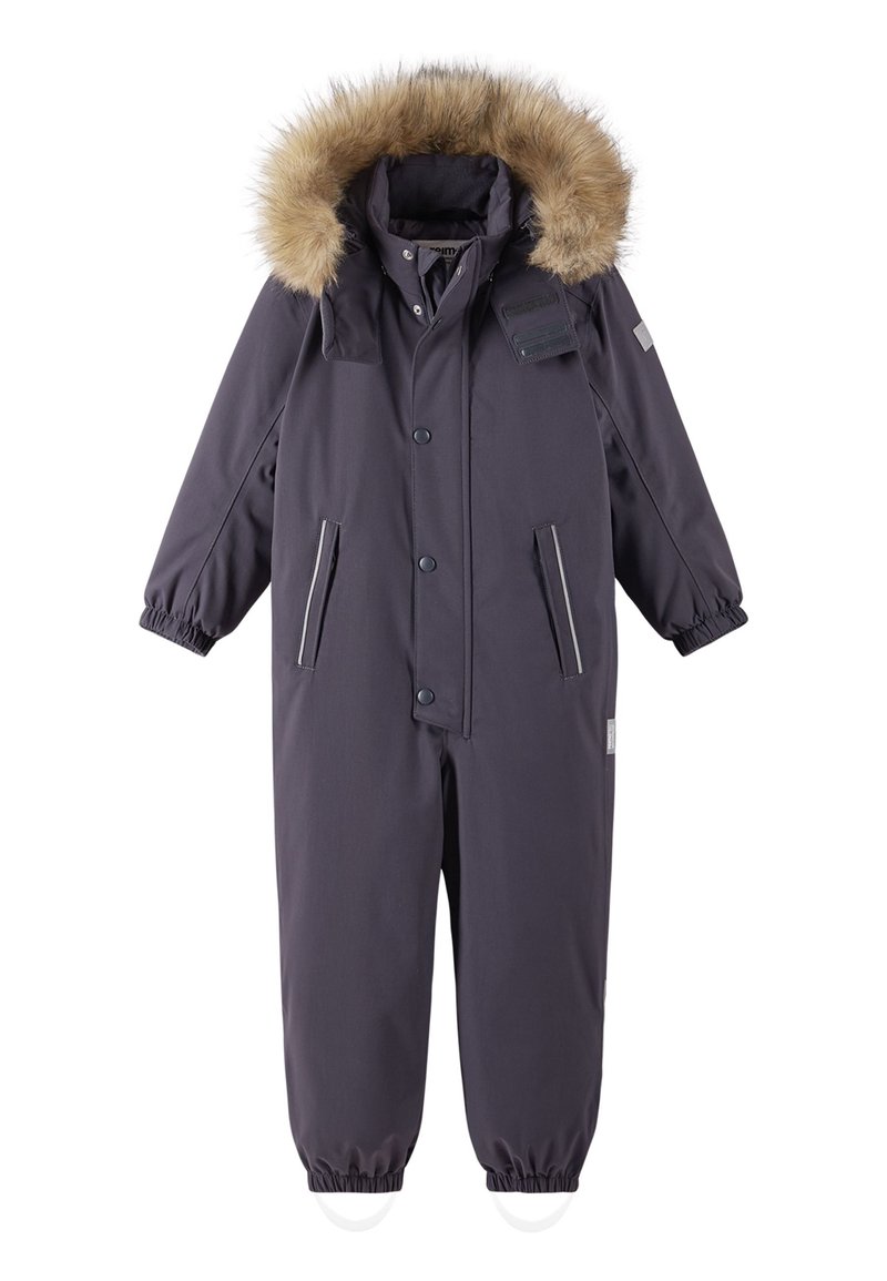Tmavě fialový zateplený snowsuit s kapucí lemovanou umělou kožešinou, elasticí na zápěstích, předními knoflíky a bočními kapsami s reflexním lemem.