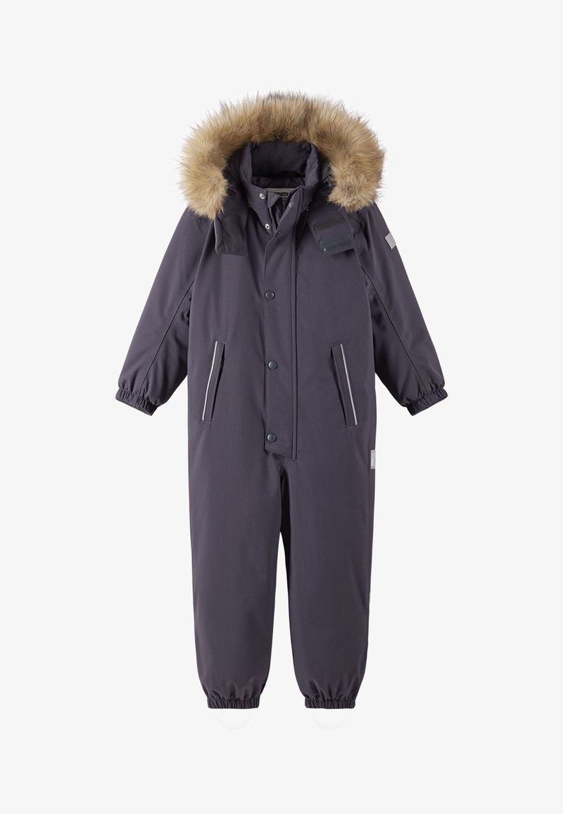Tmavě fialový zateplený snowsuit s kapucí lemovanou umělou kožešinou, elasticí na zápěstích, předními knoflíky a bočními kapsami s reflexním lemem.