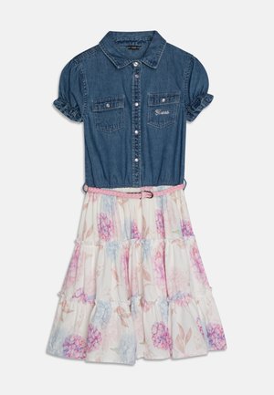 Haut en jean à manches courtes avec boutons, deux poches poitrine, et jupe à volants imprimée florale avec ceinture rose tressée.