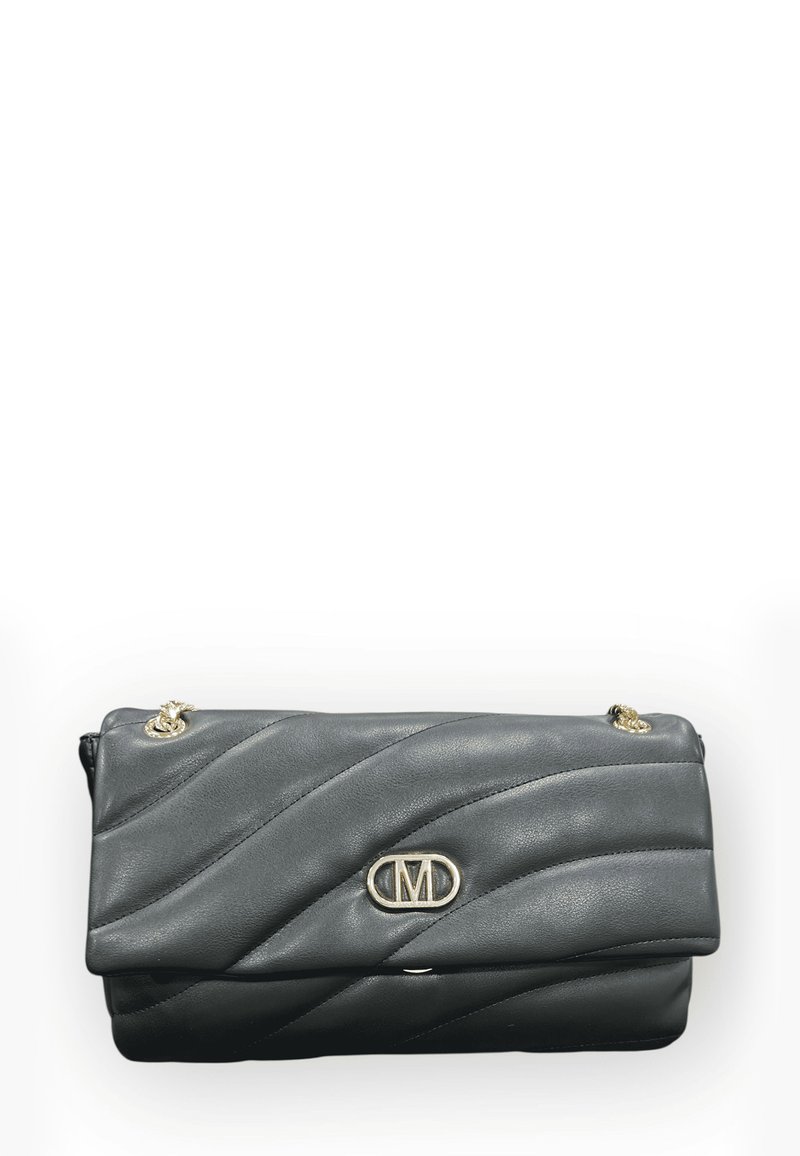 Borsa a mano in pelle grigia con design trapuntato e dettagli in oro. Presenta un logo ovale e una chiusura a patta per una conservazione sicura.