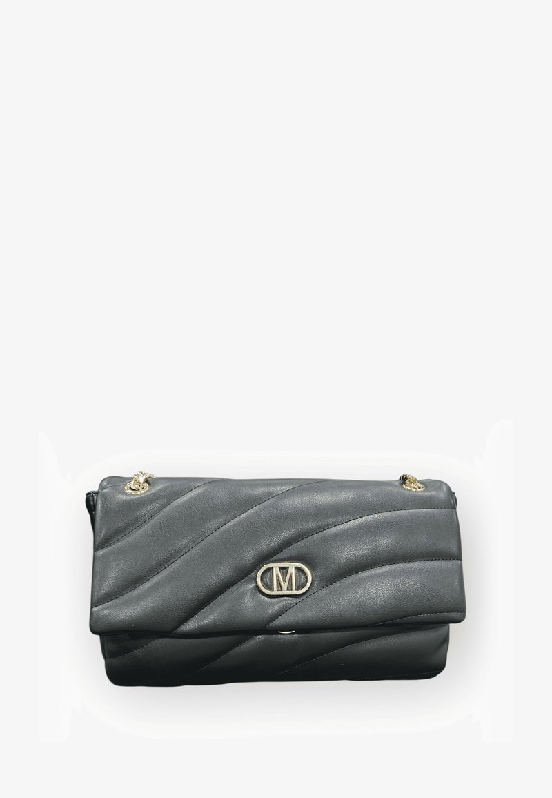 Borsa a mano in pelle grigia con design trapuntato e dettagli in oro. Presenta un logo ovale e una chiusura a patta per una conservazione sicura.