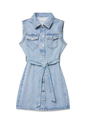 Vestito senza maniche in denim azzurro chiaro con colletto, chiusura frontale con bottoni, due tasche sul petto e cintura abbinata annodata in vita.