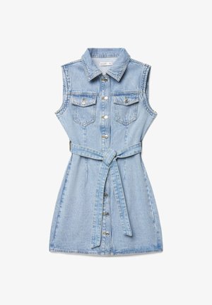 Vestito senza maniche in denim azzurro chiaro con colletto, chiusura frontale con bottoni, due tasche sul petto e cintura abbinata annodata in vita.