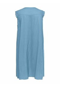 Světle modré šaty bez rukávů vyrobené z hladkého materiálu. Mají kulatý výstřih a dekorativní krajkové detaily na švech ramen.