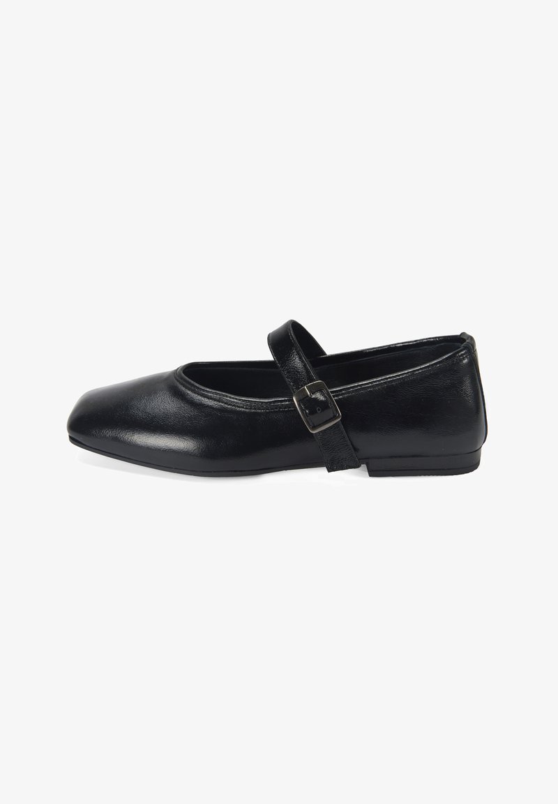 Schwarze Leder-Mary-Jane-Schuhe mit einer runden Zehenpartie, flacher Sohle und einem verstellbaren Riemen mit einer Metallschnalle an der Seite.