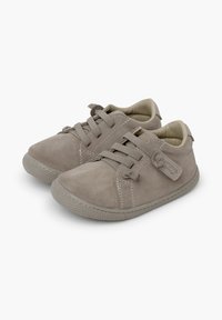 Scarpe in suede grigio con punta rotonda, design con lacci e suola in gomma. Presentano cuciture a contrasto e fodera in tessuto per il massimo comfort.