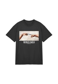 Sort T-shirt med et print af to hænder, der strækker sig mod hinanden, med teksten "MICHAELANGELO" og "THE CREATION OF ADAM" i hvid.