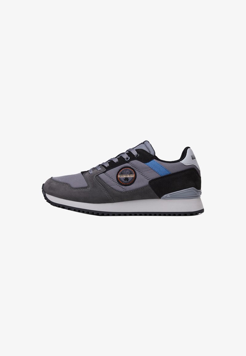 Sneaker bassa grigia e nera con accenti blu, chiusura con lacci, suola in gomma e logo circolare sul pannello laterale.