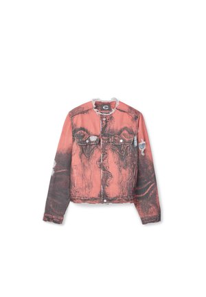 Giacca di denim rossa e nera effetto consumato con collo sfrangiato, chiusure con bottoni, tasche sul petto e dettagli usurati su maniche e corpo.