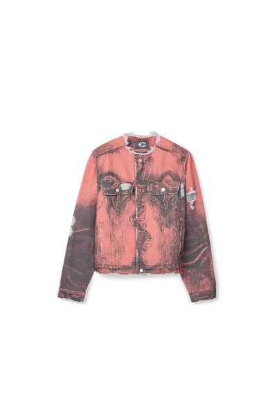 Veste en jean rouge et noire délavée avec col effiloché, boutons-pression, poches poitrine et détails usés sur les manches et le corps.