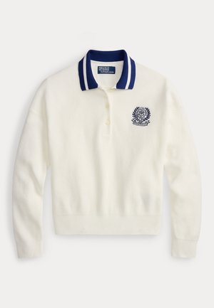 Polo en maille blanc à manches longues avec col côtelé bleu marine orné de rayures blanches et écusson brodé de Wimbledon sur le côté gauche de la poitrine.