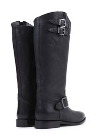 Botas altas de cuero negro hasta la rodilla con hebillas en la parte superior y en el tobillo, con un acabado texturizado y un tacón bajo y apilado.