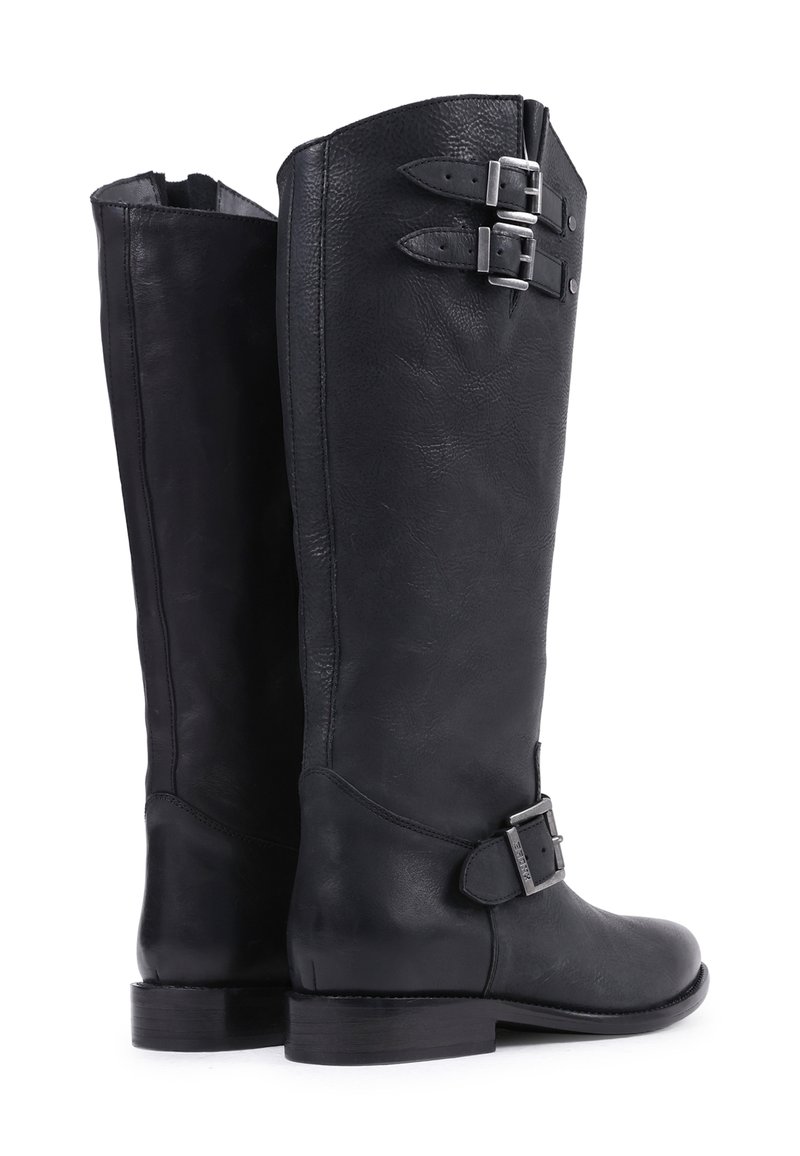 Czarne skórzane wysokie botki sięgające kolan, z klamrami u góry i przy kostce, z teksturowanym wykończeniem i niskim, słupkowym obcasem.