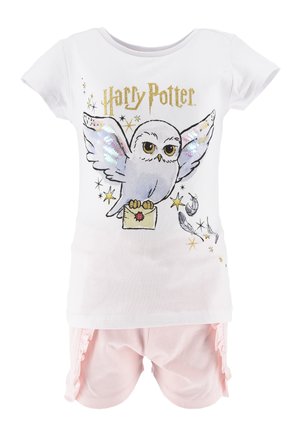 Biała bawełniana koszulka z grafiką sowy i napisem "Harry Potter", w połączeniu z jasnoróżowymi szortami z falbanami.