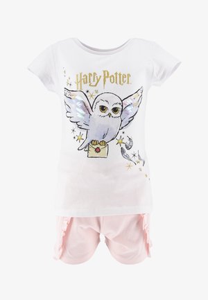 Camiseta blanca de algodón con un gráfico de un búho y el texto "Harry Potter", combinada con pantalones cortos rosas claros con bordes volantes.