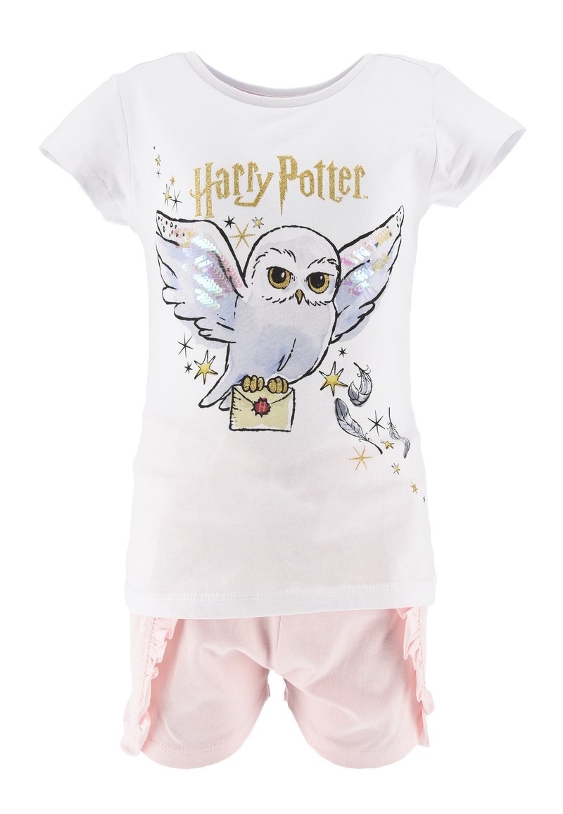 Biała bawełniana koszulka z grafiką sowy i napisem "Harry Potter", w połączeniu z jasnoróżowymi szortami z falbanami.