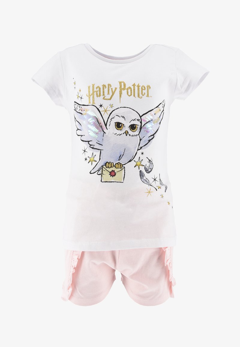 Weißes Baumwoll-T-Shirt mit einem Grafikdesign von einer Eule und dem Text "Harry Potter", kombiniert mit hellrosa Shorts mit gekräuselten Kanten.