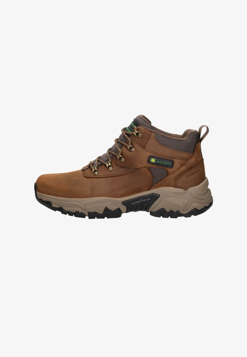 Bruine leren wandelschoenen met metalen oogjes, gewatteerde kraag en rubberen buitenzool. Bevat het John Deere-logo en een waterdicht ontwerp.
