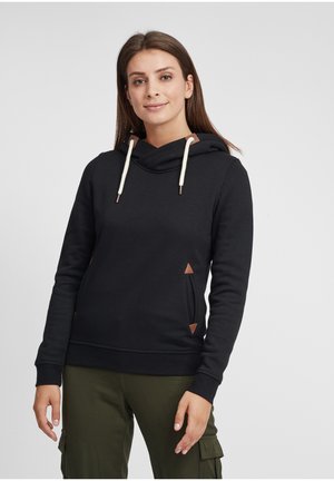Sudadera negra con capucha y cordones, con acentos de cuero, que presenta un diseño elegante, puños acanalados y detalles laterales angulares.