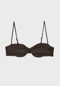 Soutien-gorge marron foncé avec fines bretelles réglables et fermeture à agrafes à l'arrière, présenté à plat sur un fond gris clair.