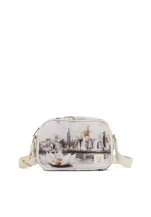 Borsa a tracolla rettangolare bianca con tracolla regolabile, con stampa di uno skyline cittadino e un grande fiore di loto bianco sul davanti.
