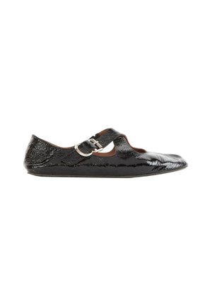 Zapato plano de charol negro con puntera puntiaguda y correa con hebilla plateada sobre empeine sobre fondo blanco.