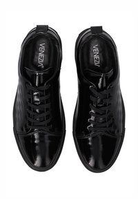 Czarne, błyszczące sneakersy z teksturowanym wzorem w diamenty po jednej stronie, z sznurówkami i niskoprofilową gumową podeszwą. Logo widoczne wewnątrz.