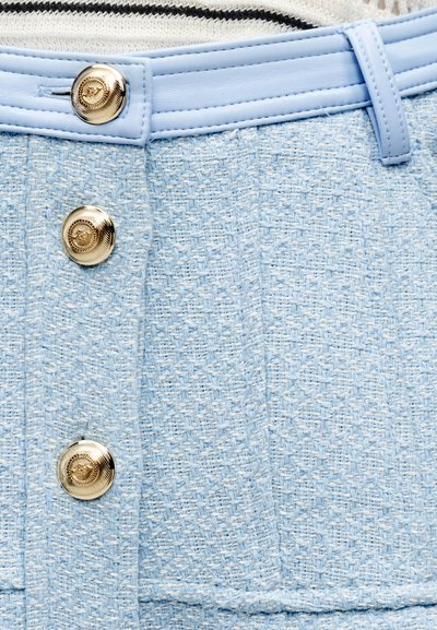 Φωτεινή γαλάζια υφαντή φούστα με ταίριαστο ζώνη και τρία χρυσά διακοσμητικά κουμπιά κατά μήκος του μπροστινού πάνελ.