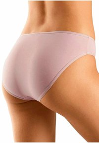 Culotte hipster en coton rose avec une texture douce, dotée d'une taille fine et de bords sans couture pour un ajustement confortable.