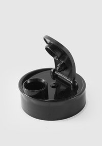 Svart plastbehållare med en cirkulär bas, en cylindrisk öppning och ett gångjärnslock. Har ett litet hål och en slät yta.