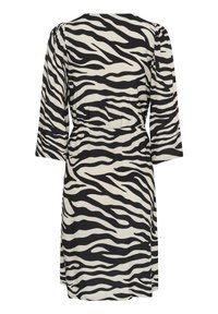 Robe à imprimé zèbre noir et blanc avec des manches trois-quarts, une taille cintrée et un col rond, le tout dans une texture de tissu lisse.