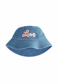 Chapeau seau en denim avec un large bord, de couleur bleu clair, et broderie rose "Love" sur le devant. Présente une texture subtile et des coutures contrastées.