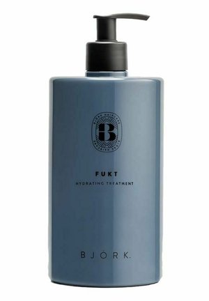 Blå rektangulær flaske med sort pumpe mærket "Fukt Hydrating Treatment" og "Bjork" hudplejeprodukt.