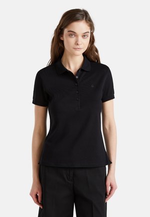 Polo negro con cuello, de manga corta y con tapeta de botones. Presenta un sutil logo bordado en el pecho. Textura de tela suave.