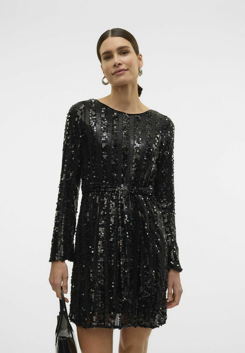 Robe noire en sequins avec des manches longues, un col rond et une taille ajustée. Présente des rayures verticales et un motif texturé subtil.