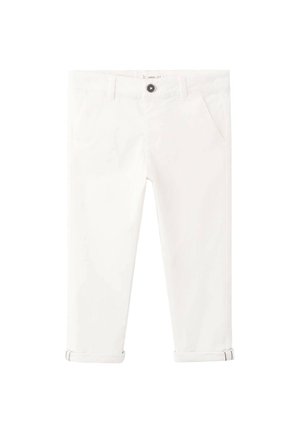 Weiße Baumwollhosen mit schmaler Passform, ausgestattet mit einem klassischen Knopfverschluss, Vordertaschen und hochgekrempelten Bündchen mit kontrastierender Nahtdetail.