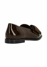Bruine lakleren schoen met een ronde neus, lage zwarte hak en een decoratieve bruine lintaccent aan de zijkant. Gladde, glanzende afwerking.