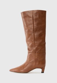Botte haute en cuir brun texturé avec un bout pointu et un talon bas, présentant un motif rayé distinctif et une finition lisse.
