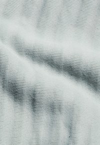 Lichtblau ribbelstof met een fijne textuur, met subtiele variaties in kleur en patroon over het materiaal.