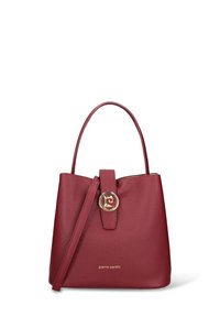 Borsa a mano in pelle rossa con trama, manico superiore, tracolla staccabile, chiusura circolare dorata e logo "pierre cardin" in lettere dorate.
