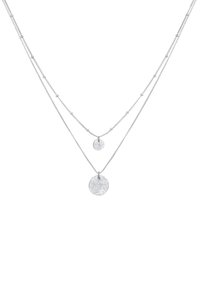 Collana a strati in argento composta da due catene di lunghezze diverse. La catena superiore ha piccole perle, mentre quella inferiore presenta due pendenti circolari testurizzati.