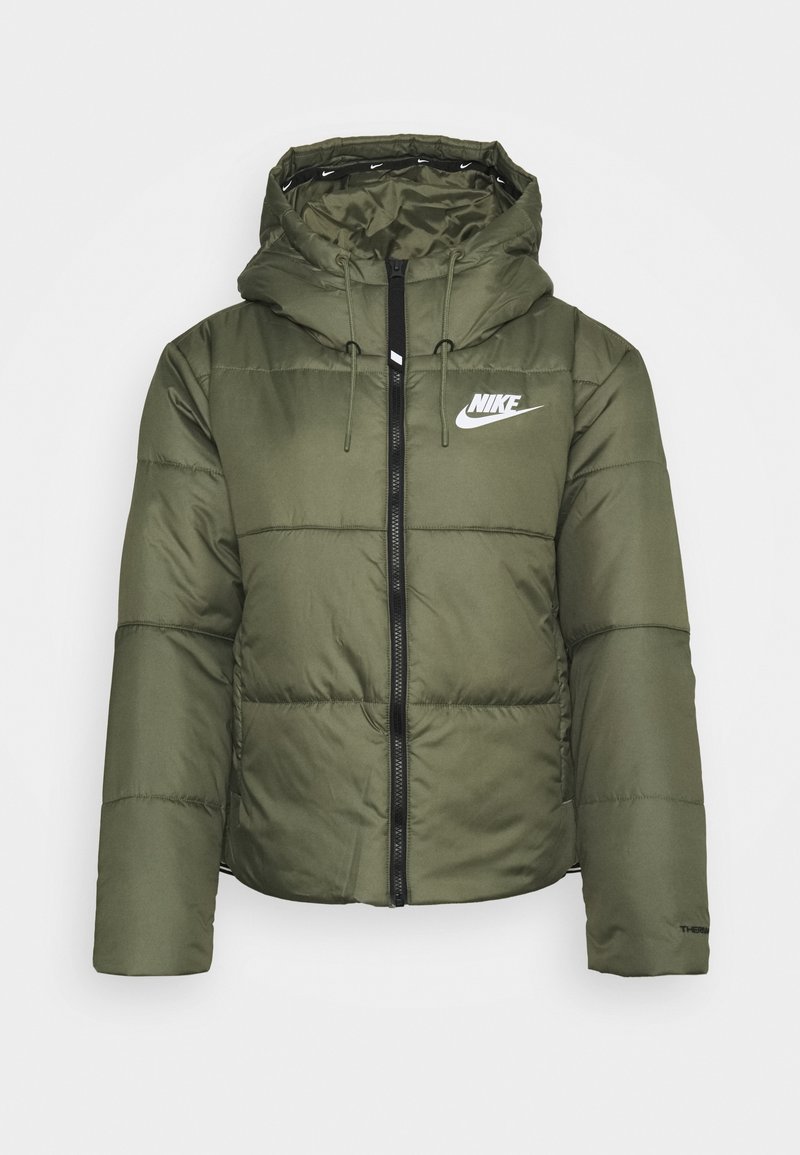 Chaqueta acolchada verde con capucha, que presenta un cierre frontal con cremallera, cordones elásticos y un pequeño logo blanco en el pecho.