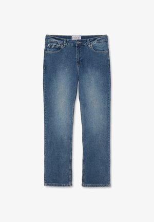 Vaqueros de mezclilla azul con corte recto, que cuentan con dos bolsillos delanteros, una etiqueta en la cintura y un patrón desgastado en la tela.