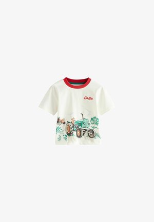 Weißes T-Shirt mit kurzen Ärmeln, rotem Rippkragen, mit buntem Traktor-Motiv und einem Bauern, sowie gesticktem "Cath Kids"-Logo.