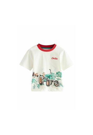 Weißes T-Shirt mit kurzen Ärmeln, rotem Rippkragen, mit buntem Traktor-Motiv und einem Bauern, sowie gesticktem "Cath Kids"-Logo.