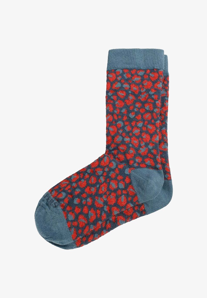 Calcetines multicolores con un estampado de leopardo en rojo sobre un fondo azul oscuro. Cuff acanalado y diseño de punta reforzada. Textura suave.