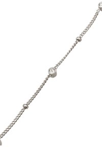 Sølv kædearmbånd med små, runde metalperler og klare sten, der fremviser et elegant, strømlinet design.