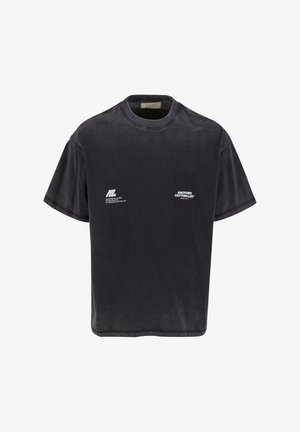 Fekete pamut póló rövid ujjal, kerek nyakkivágással és puha tapintással. Elöl fehér nyomtatott logók találhatók. Egyszerű, doboz alakú dizájn.