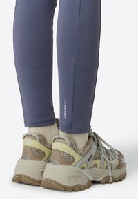 Lettsy, fukttransporterende leggings i skiferblått kombinert med robuste beige og grå tursko med meshpaneler og snøring.