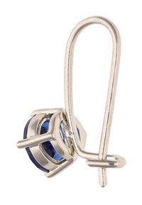 Srebrna metalna naušnica s plavim dragim kamenom postavljenim u okviru, s zakrivljenim kuka za pričvršćivanje.